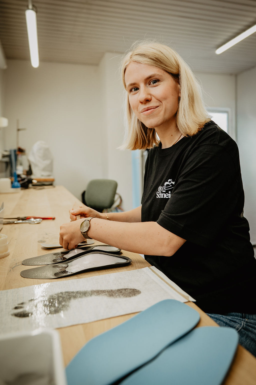 Aus dem Team von Go Schneider bei der Arbeit an der Werkbank